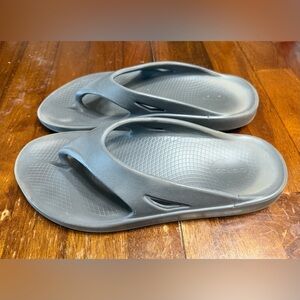 Oofos gray flip flops 13